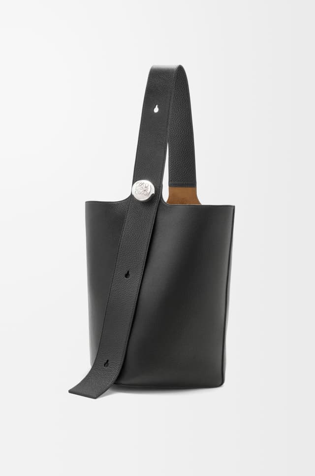 LOEWE Large Pebble bucket in supple grained calfskin